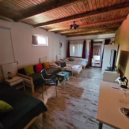 Family Friendly * 贾尔